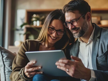 Paar sieht zusammen auf ein Tablet