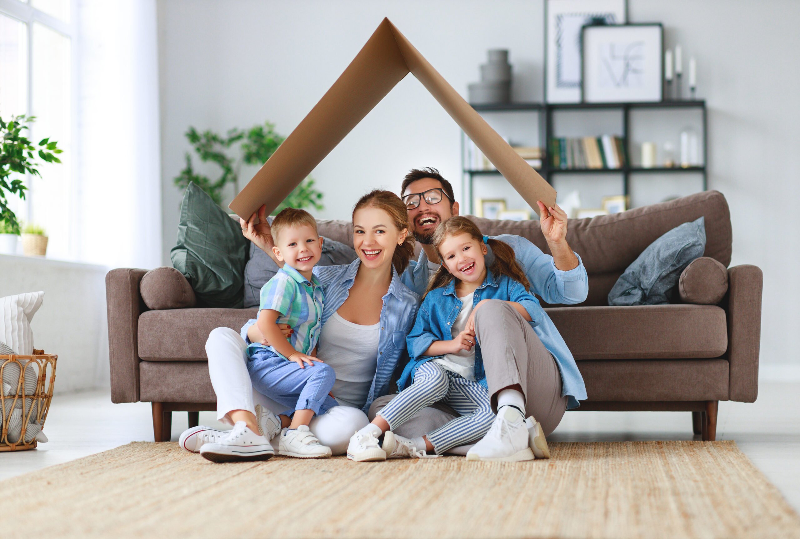Familie mit Pappdach