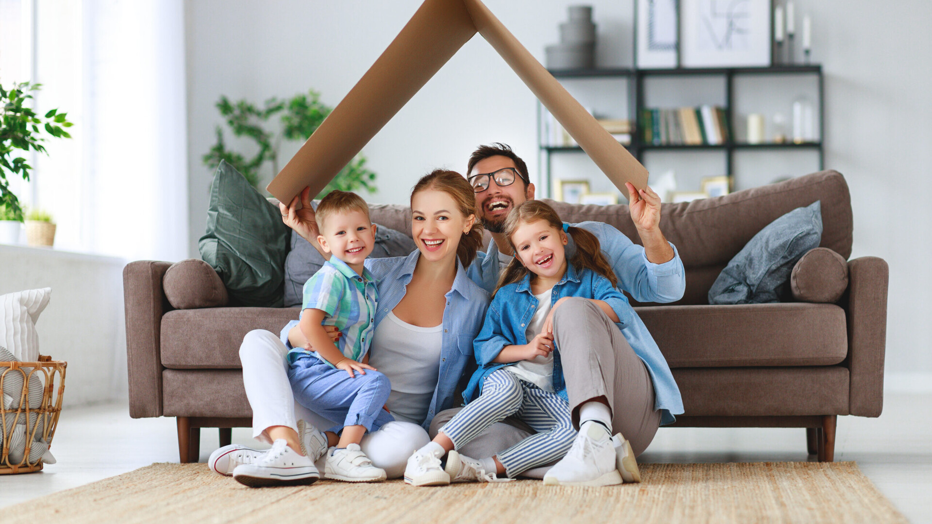 Familie mit Pappdach