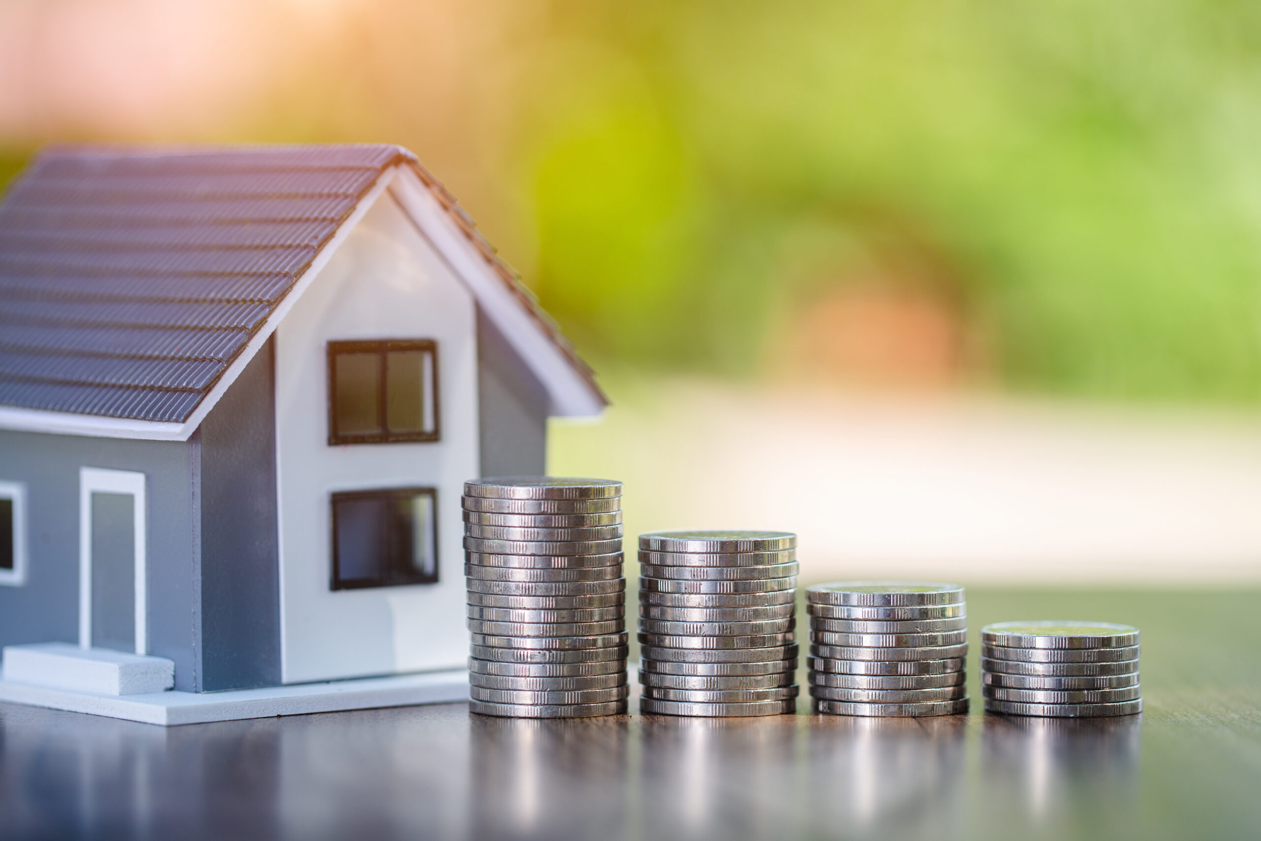 Hausmodell mit unterschiedlich hohen Münztürmen