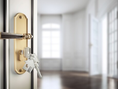 Offene Tür zur Wohnung