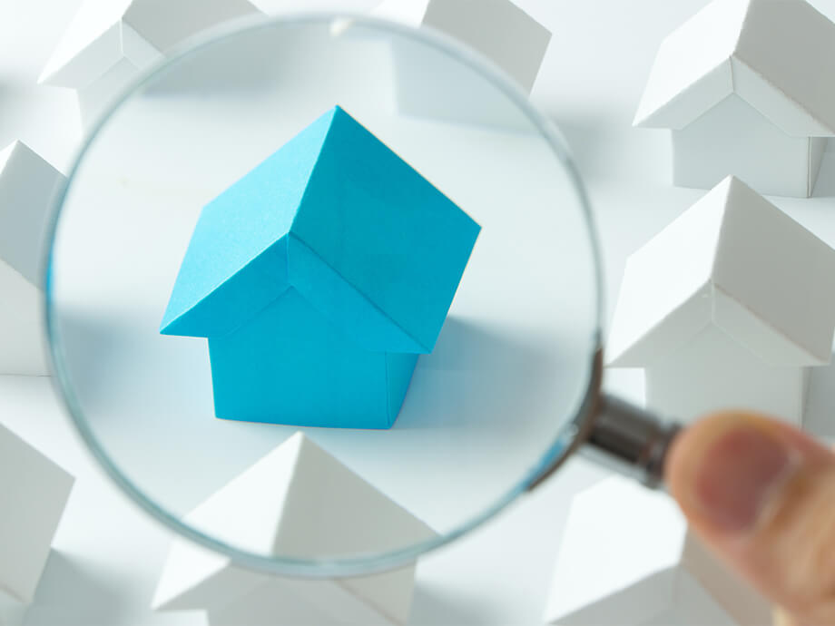 Lupe fokussiert Modellhaus