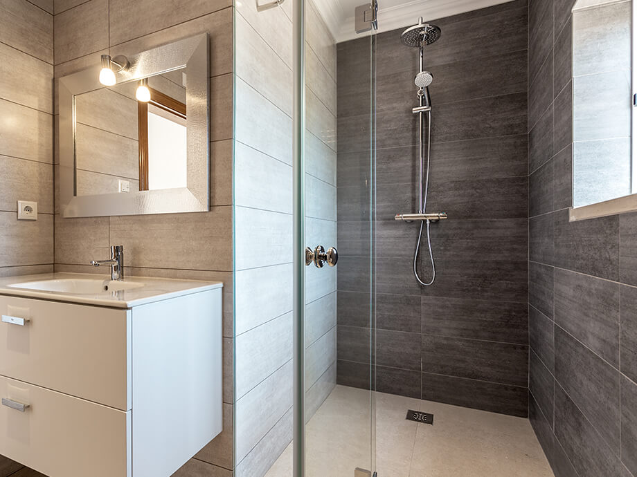 Modernes Badezimmer mit Dusche