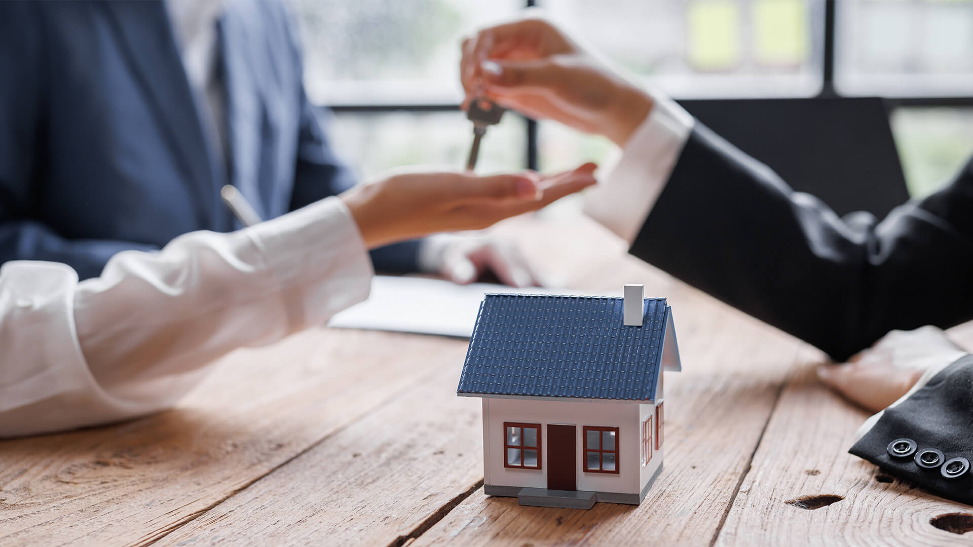 Hausmodell und Schlüsselübergabr