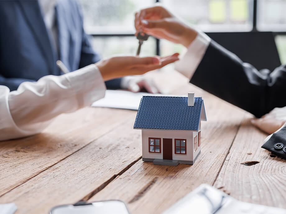 Person übergibt Schlüssel