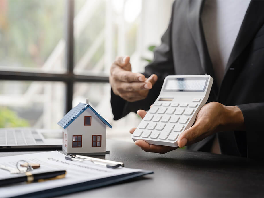 Mann hält Taschenrechner hoch