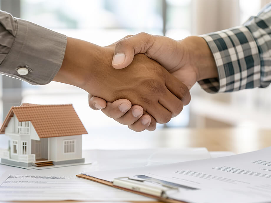 Männer schütteln sich die Hand