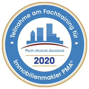 Ein rundes Abzeichen mit dem Text Teilnahme am Fachtraining für Immobilienmakler PMA 2020 und Profi-Makler-Akademie mit blauen Stadtgebäuden in der Mitte.