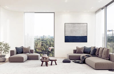 Minimalistisches Wohnzimmer mit zwei taupefarbenen Sektionssofas, einem großen abstrakten Gemälde, verschachtelten Couchtischen und bodentiefen Fenstern mit Blick auf die Stadtlandschaft.
