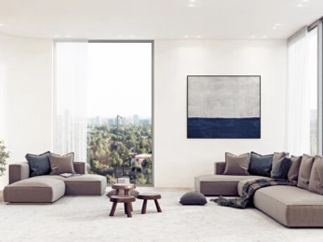 Minimalistisches Wohnzimmer mit zwei taupefarbenen Sektionssofas, einem großen abstrakten Gemälde, verschachtelten Couchtischen und bodentiefen Fenstern mit Blick auf die Stadtlandschaft.