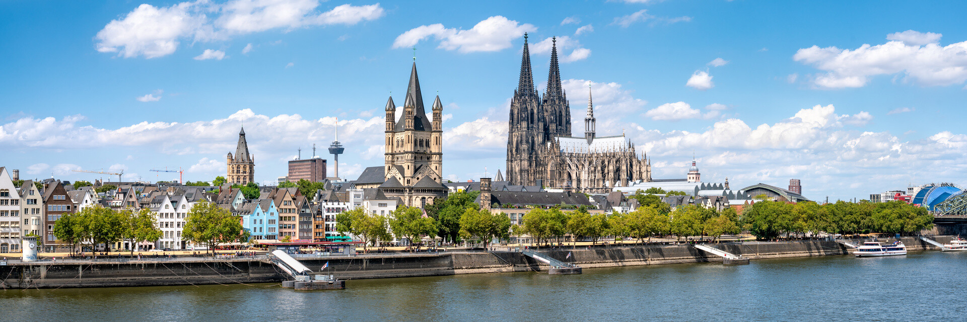 Kölner Dom und Stadt am Rhein in Köln, Deutschland.