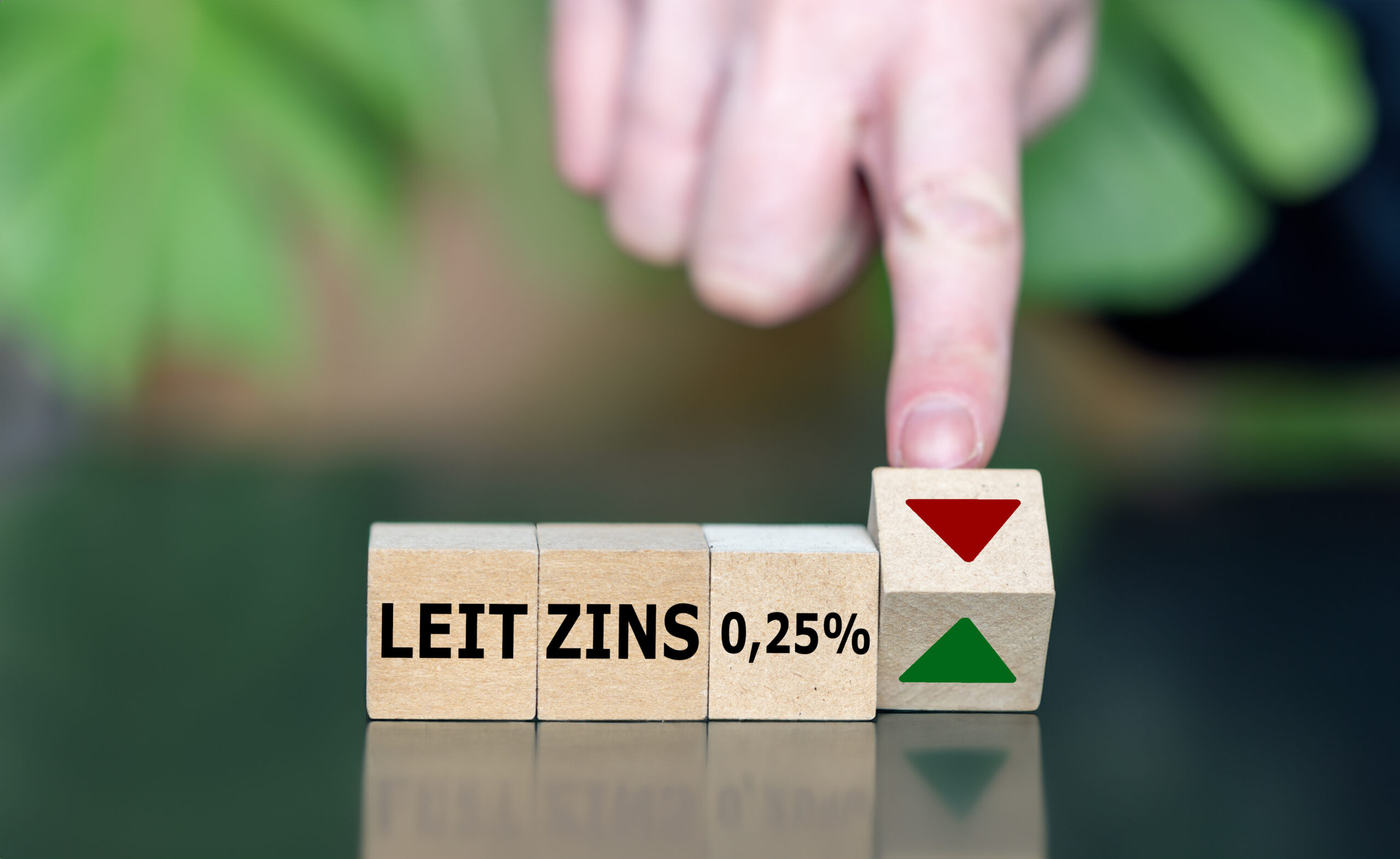 Holzwürfel zum Leitzins mit Pfeilen