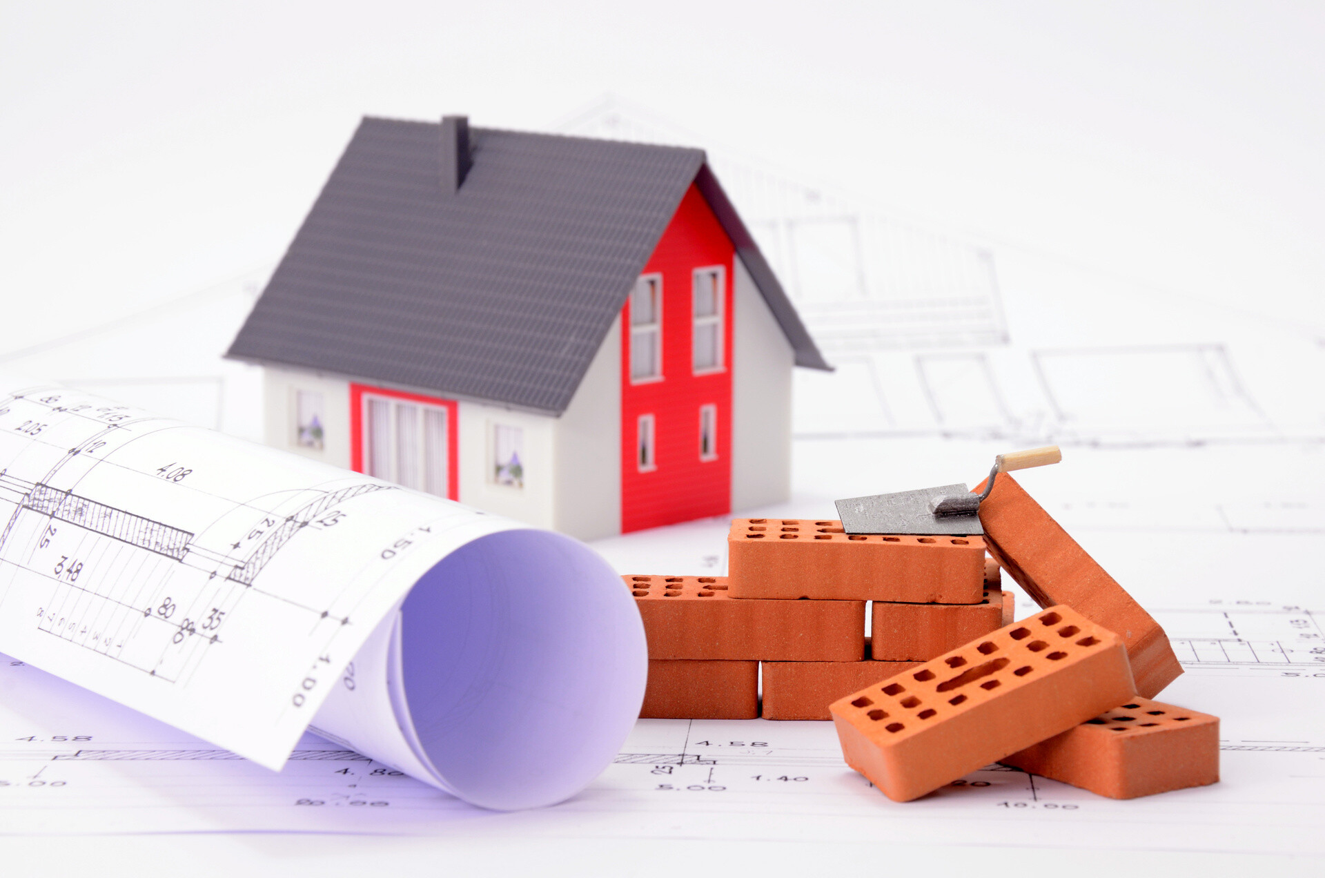 Modellhaus mit Backsteinen und Grundriss