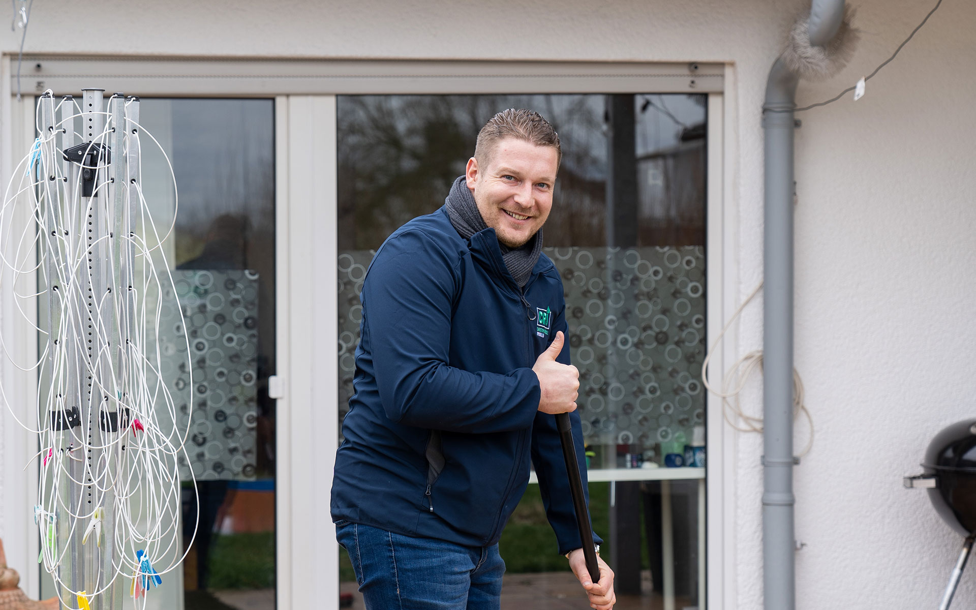 Christoph Rösel mit Besen