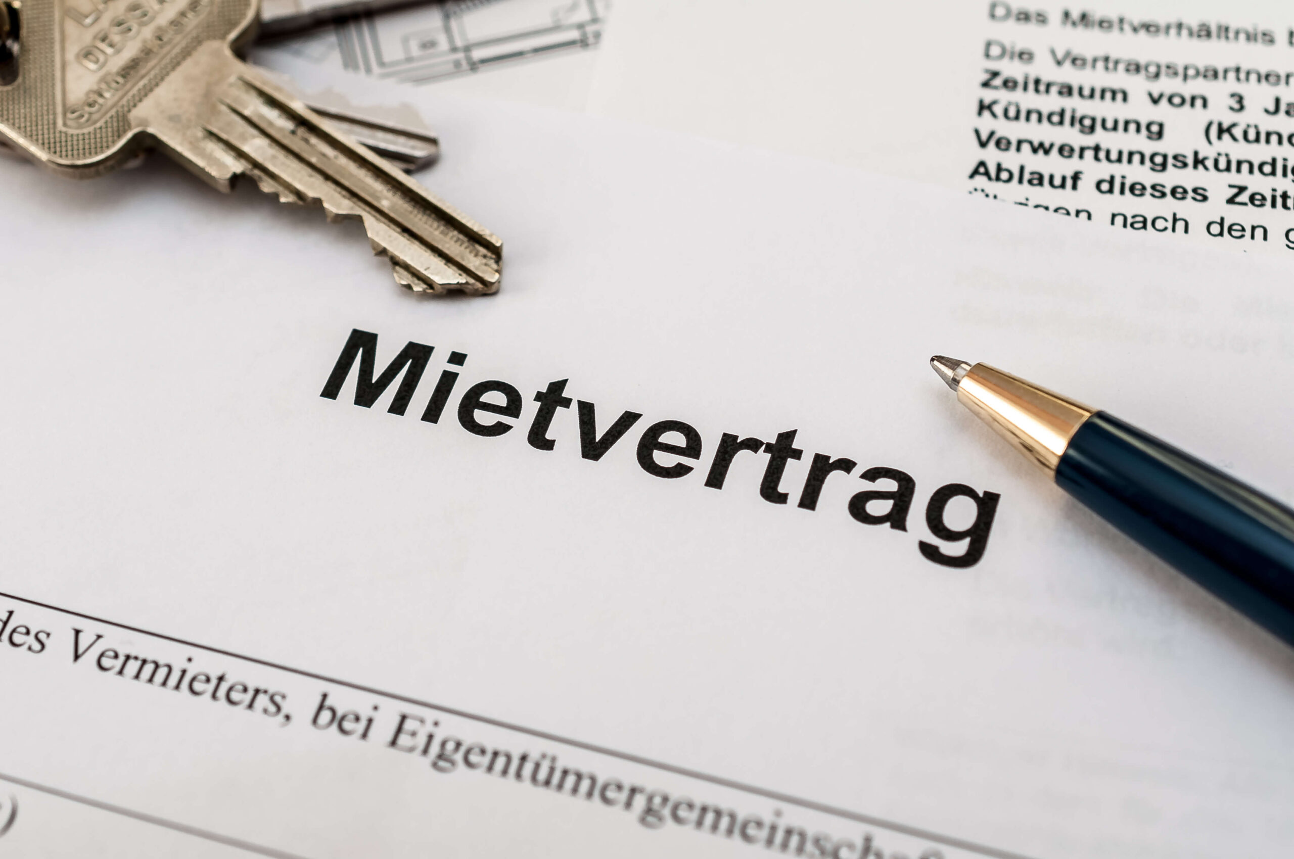Schlüssel auf Mietvertrag