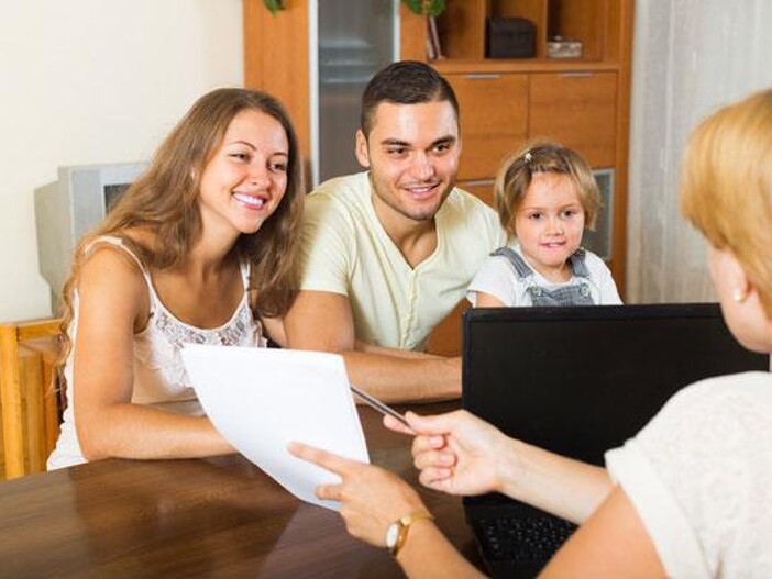 Maklerin berät eine Familie