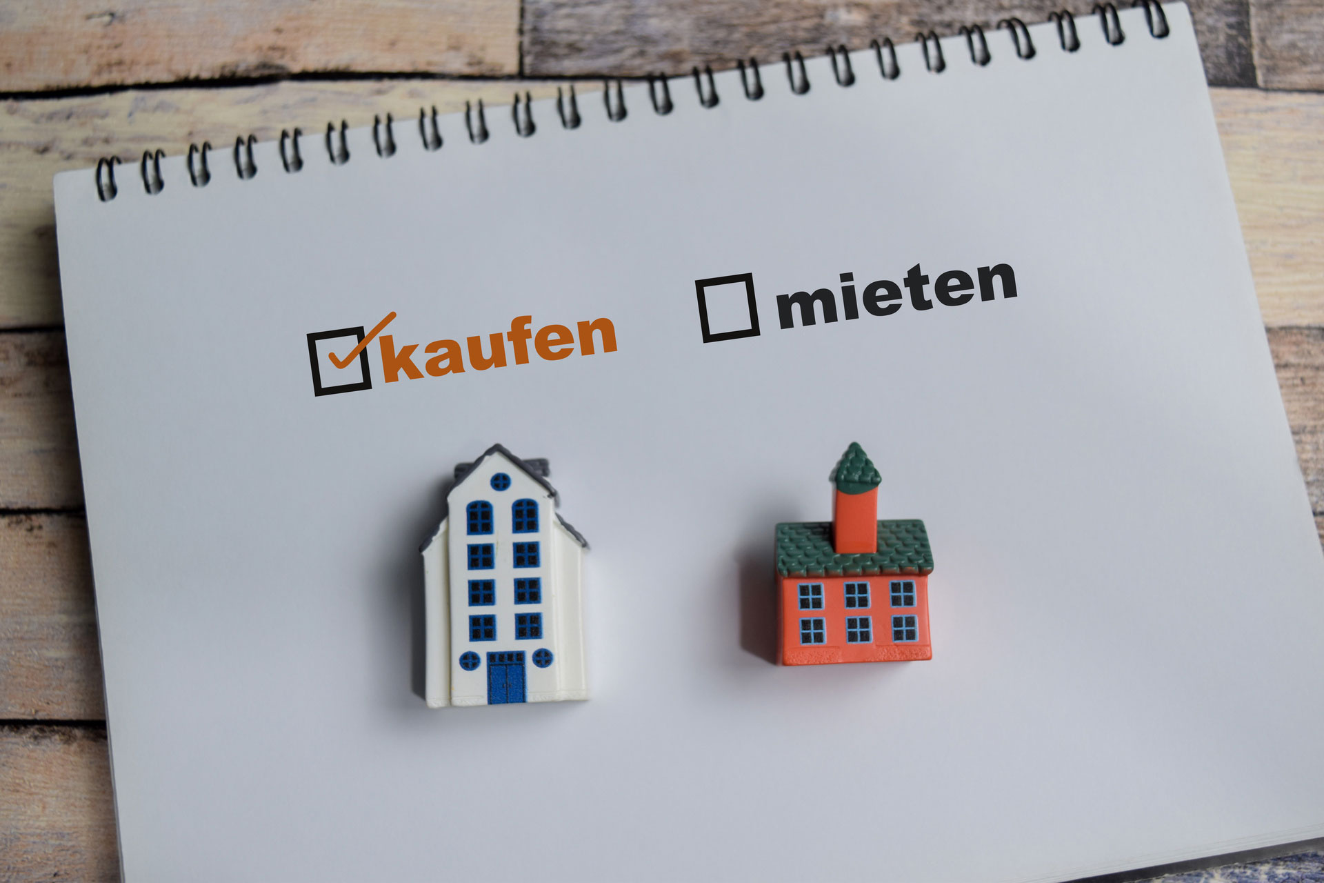 Zwei Hausmodelle mit Checkboxen zu Kaufen und Mieten