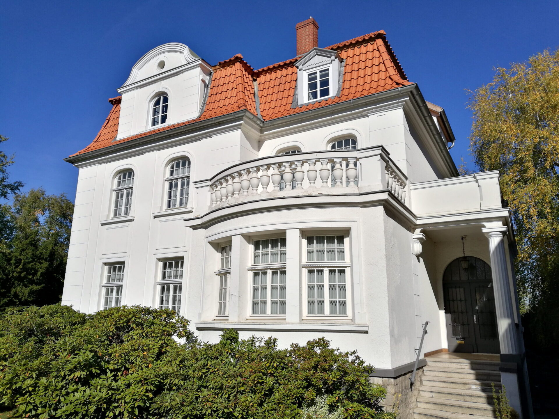 Eine weiße Villa im Grünen