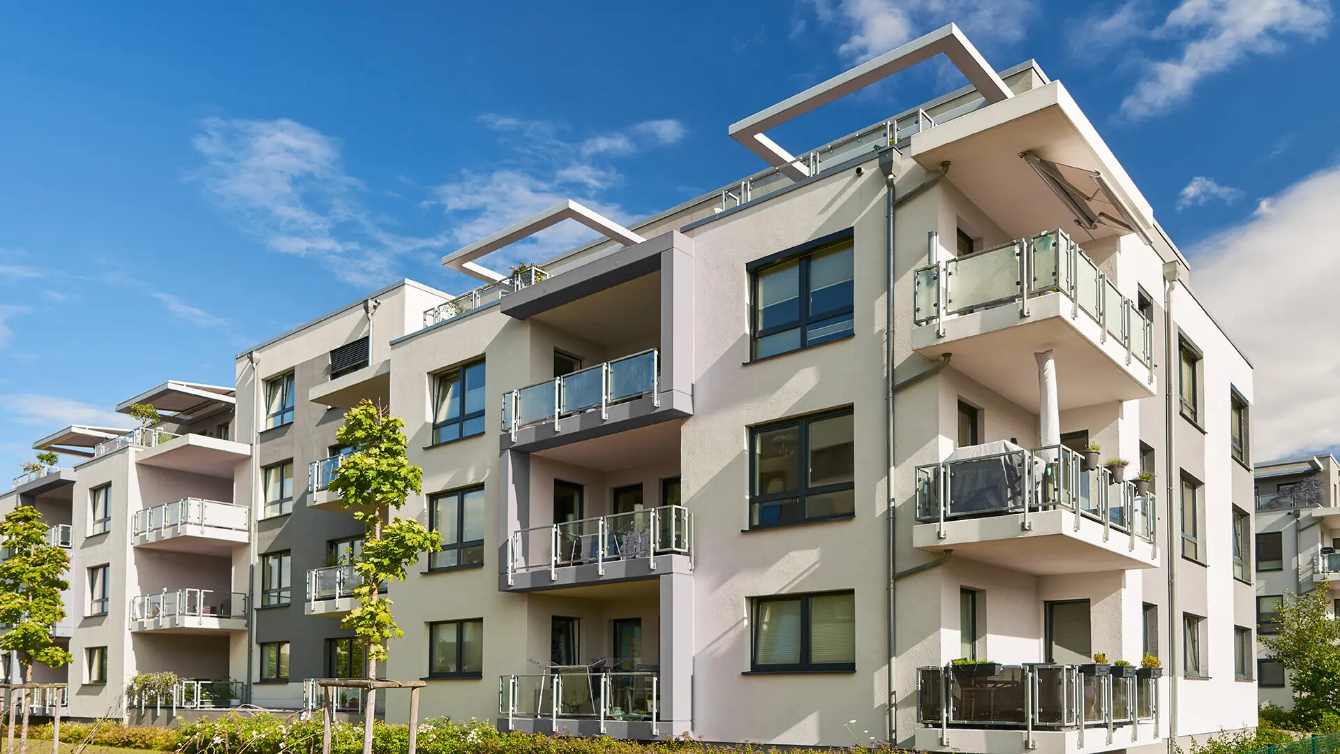 Modernes Mehrfamilienhaus im Grünen in Stadt