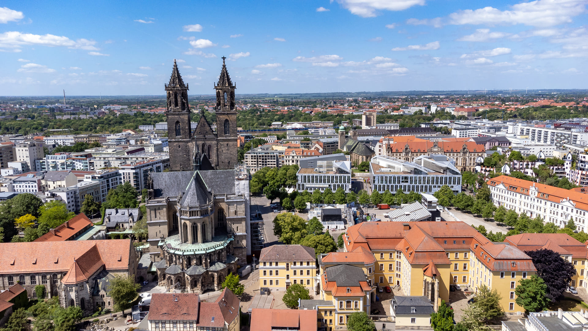 Luftaufnahme des Magdeburger Doms und der Altstadt in Magdeburg.