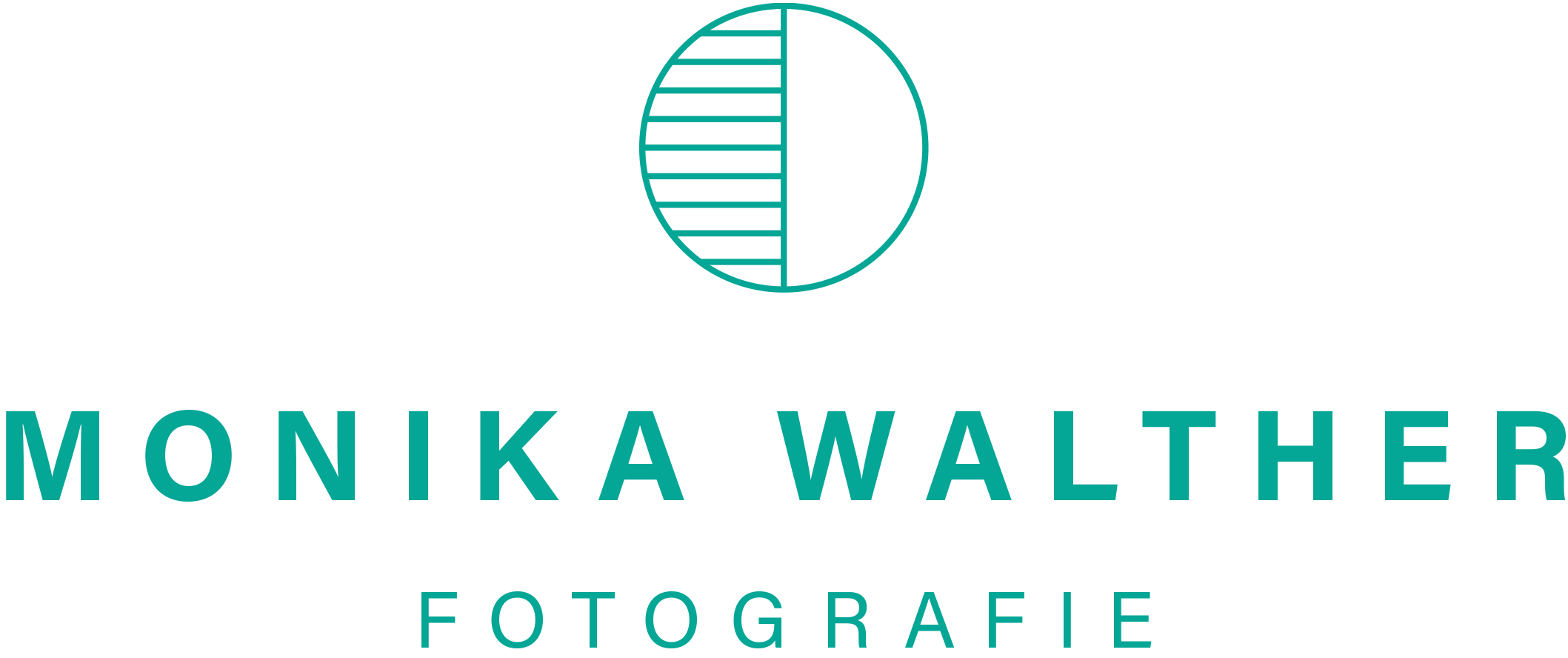 Tealfarbenes Logo, halbgestreifter Kreis über "Monika Walther Fotografie".