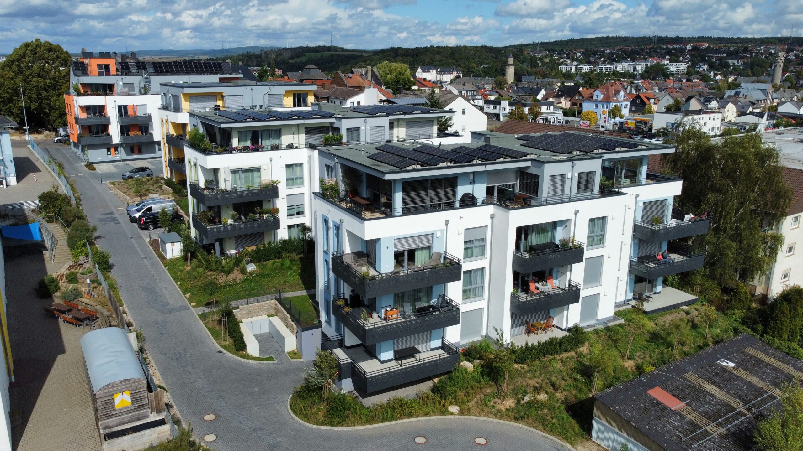 Wohnhäuser mit Solardächern an einem sonnigen Tag.