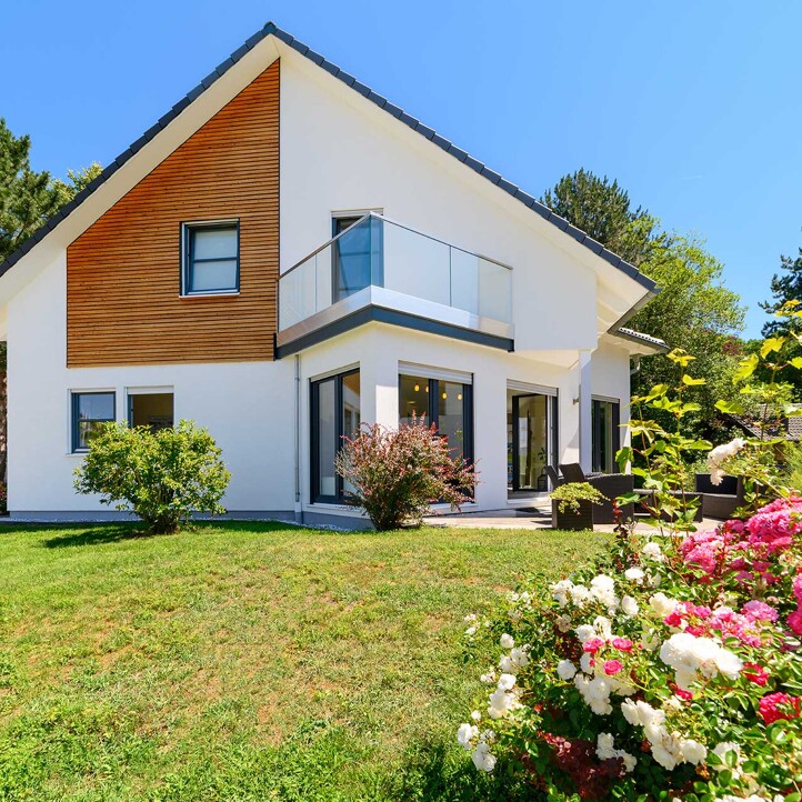 Modernes Einfamilienshaus mit Terrasse und buntem Garten