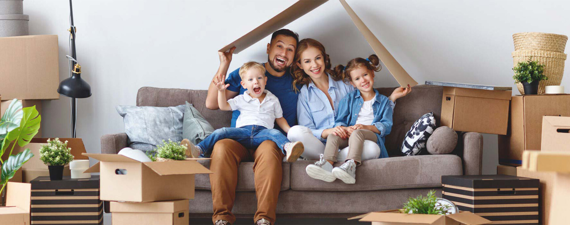 Familie auf Sofa mit Pappdach