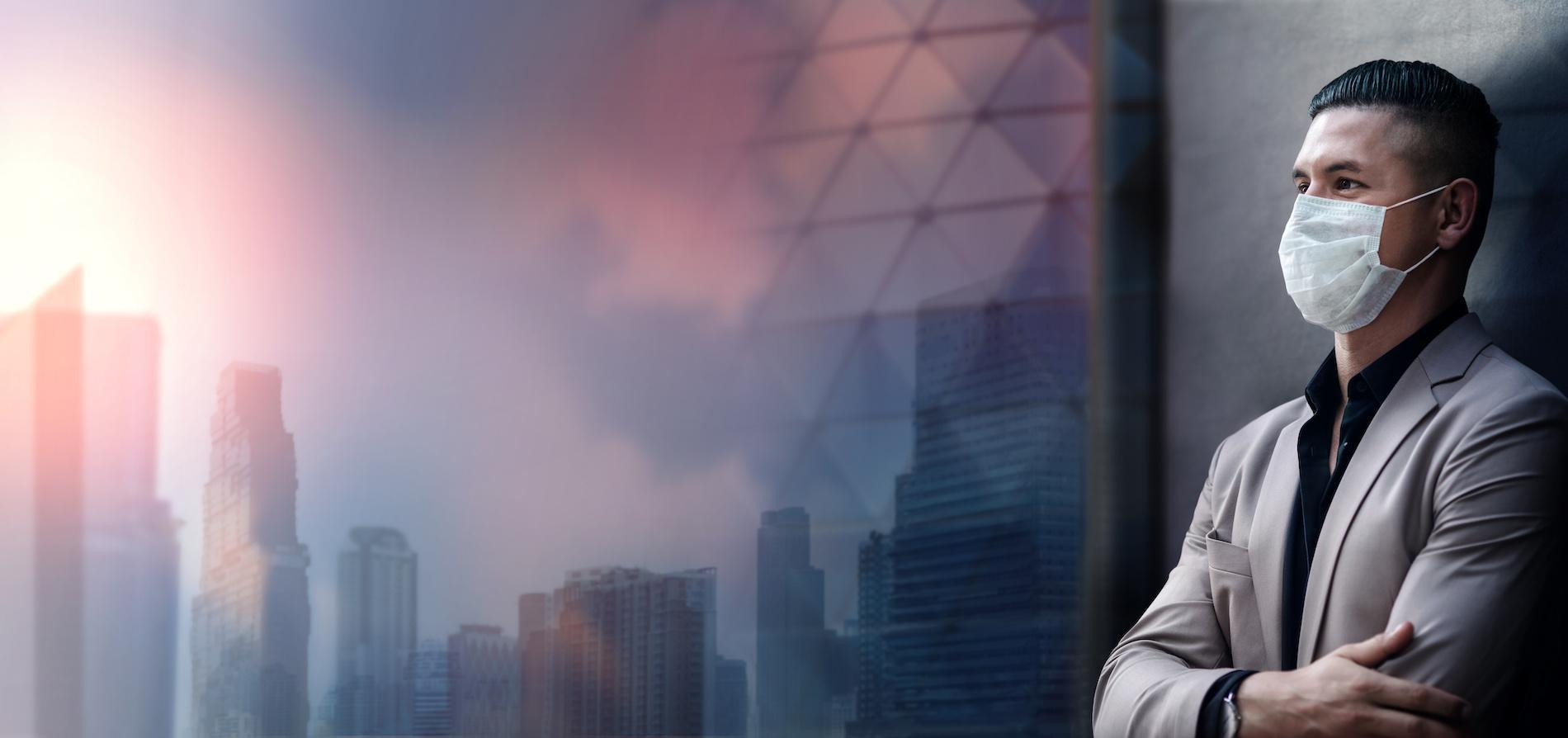 Mann in Businesskleidung mit Maske