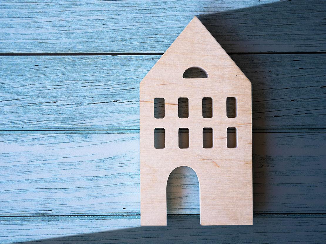 Holzhausmodell auf blauem Grund