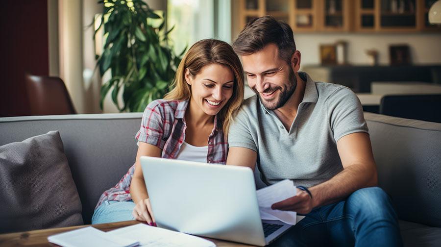 Lächelndes Paar am Notebook