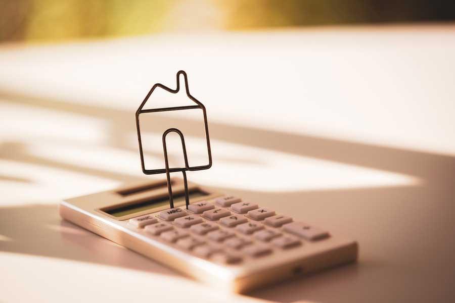 Hausbüroklammer mit Taschenrechner