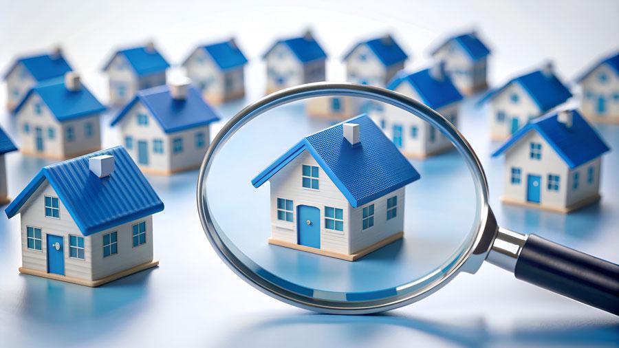 Lupe mit blauen Häusermodellen