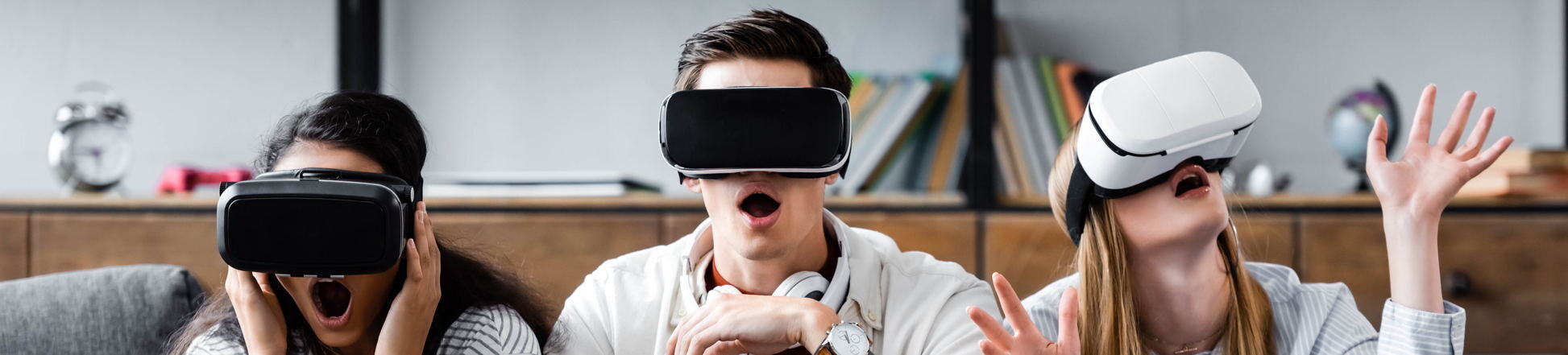Drei junge Leute mit VR-Brillen