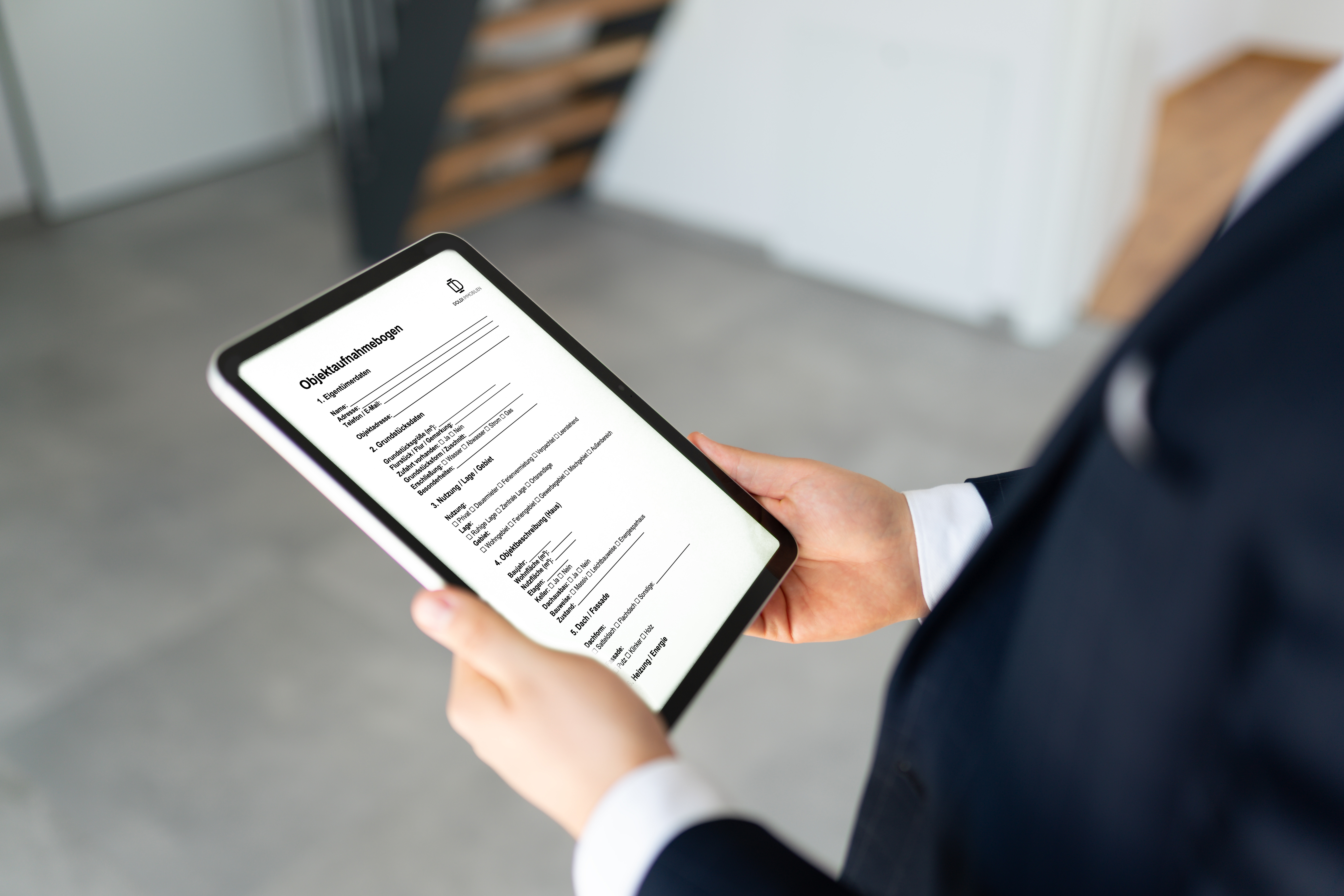 Immobilienmakler mit Tablet bei der kostenfreien Immobilienbewertung.