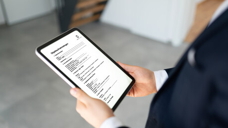 Immobilienmakler mit Tablet bei der kostenfreien Immobilienbewertung.