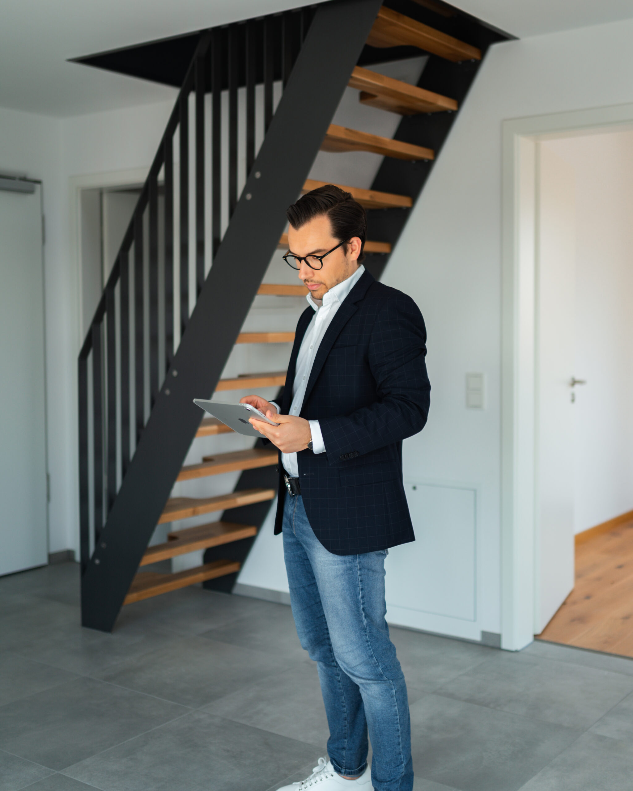 Immobilienmakler Christoph Doldi bei der Immobilienbewertung vor Ort.