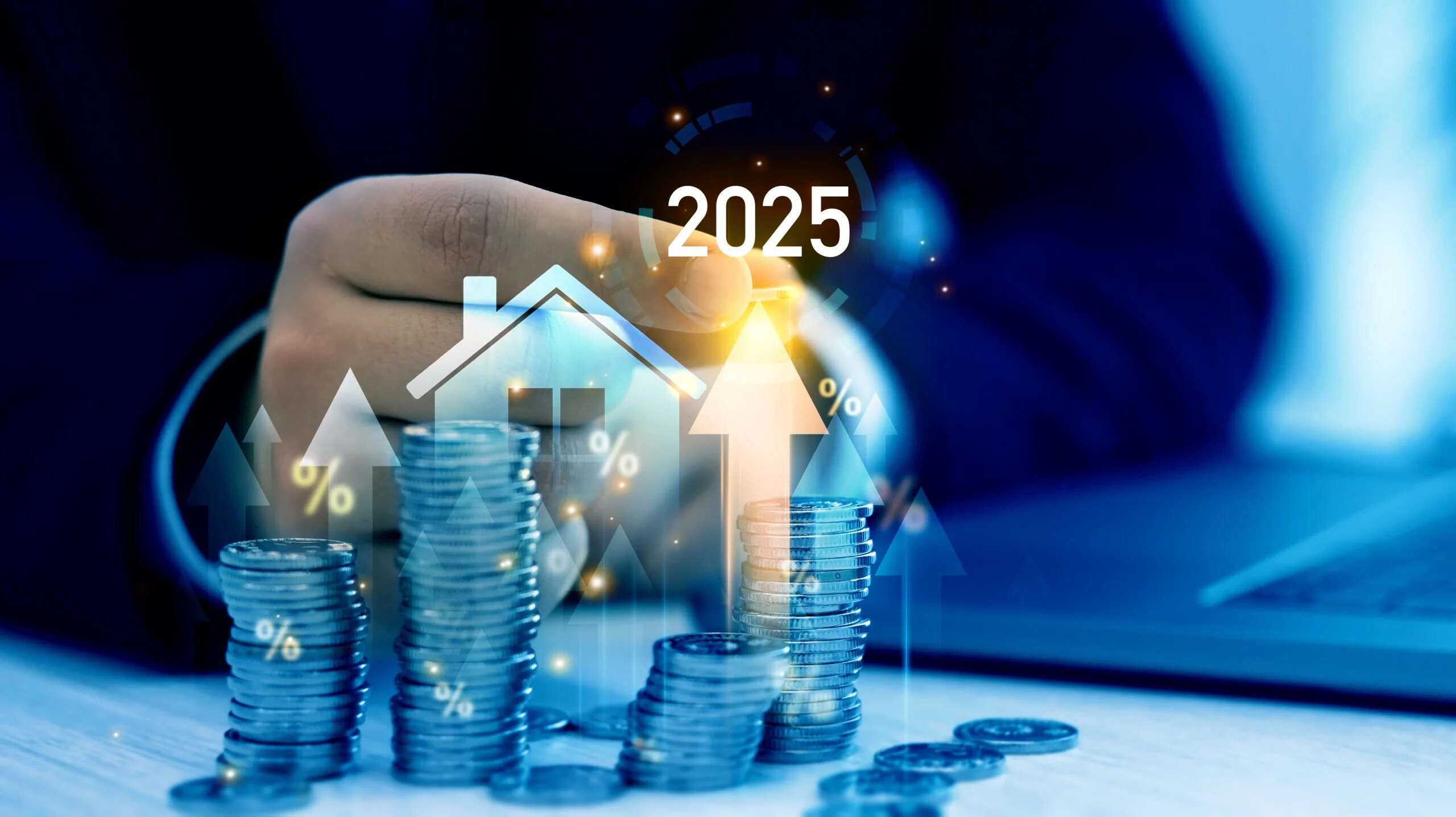 Handgestapelte Münzen neben Haus-Icon, Pfeilen, 2025.