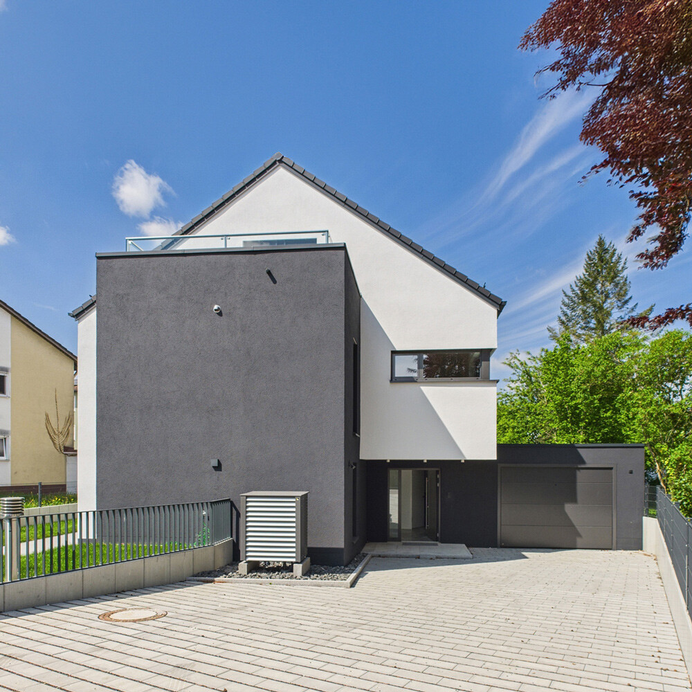 Moderne Neubau Immobilie mit Garage und grosser Einfahrt