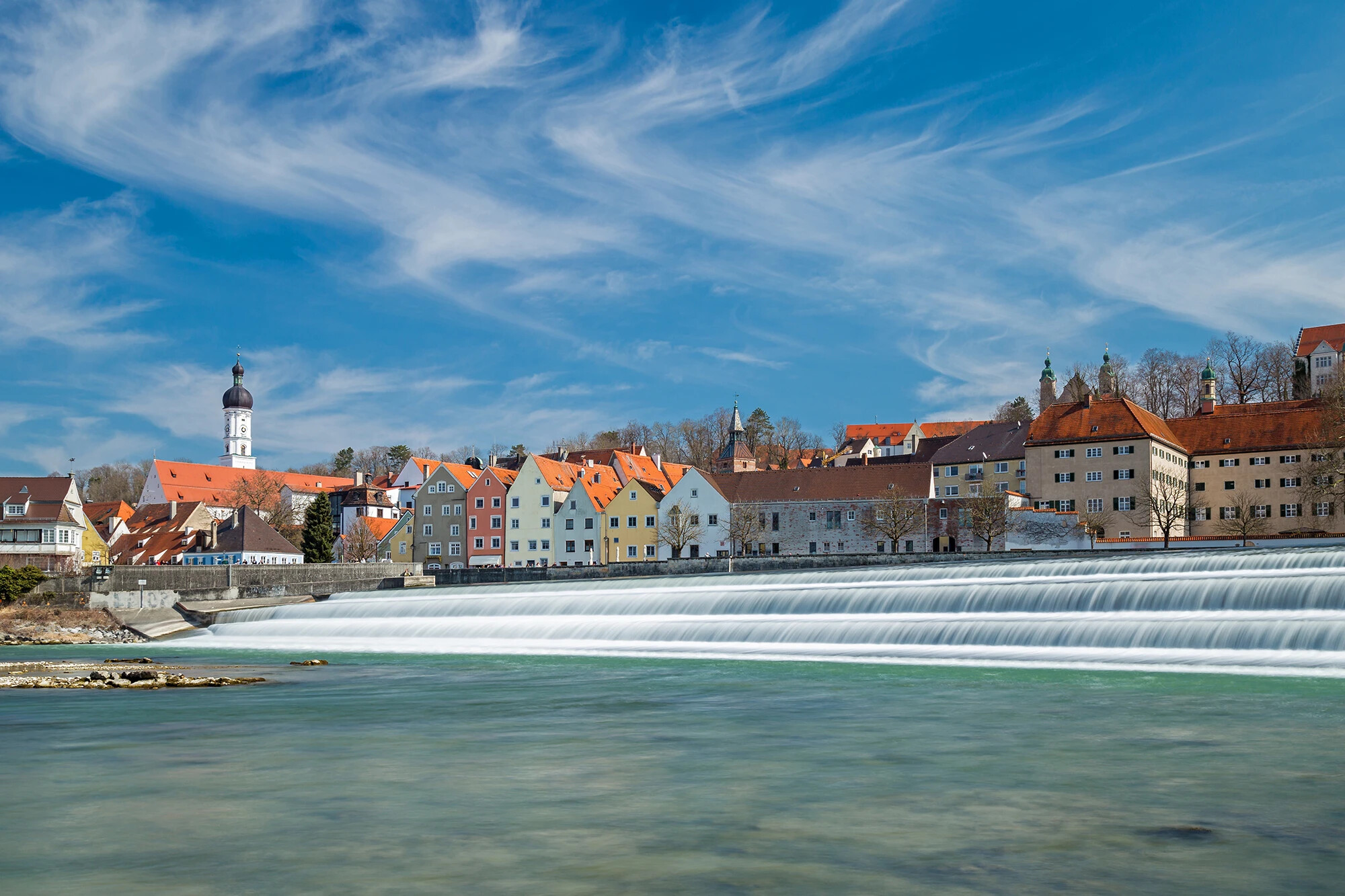 Landsberg am Lech - rote Hausdächer der Altstadthäuser direkt am Fluss Lech