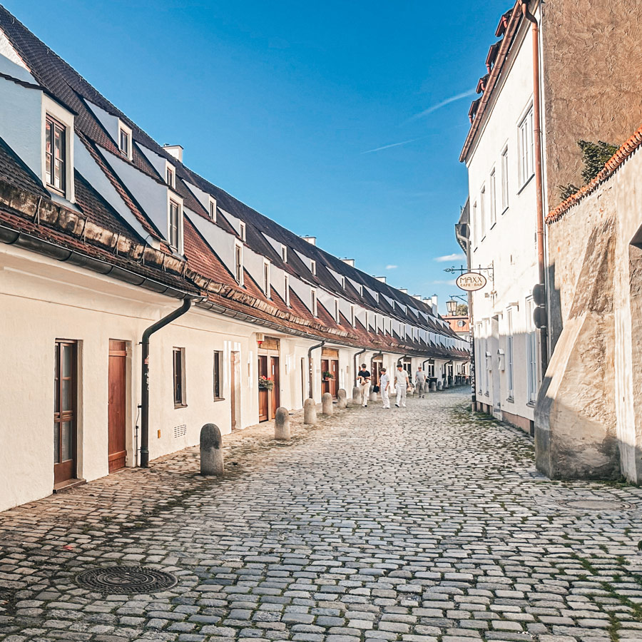 Gepflastere Straße in der Landsberger Altstadt