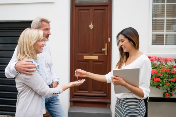 haus-verkaufen-frankfurt-dornbusch-immobilien-schluesseluebergabe
