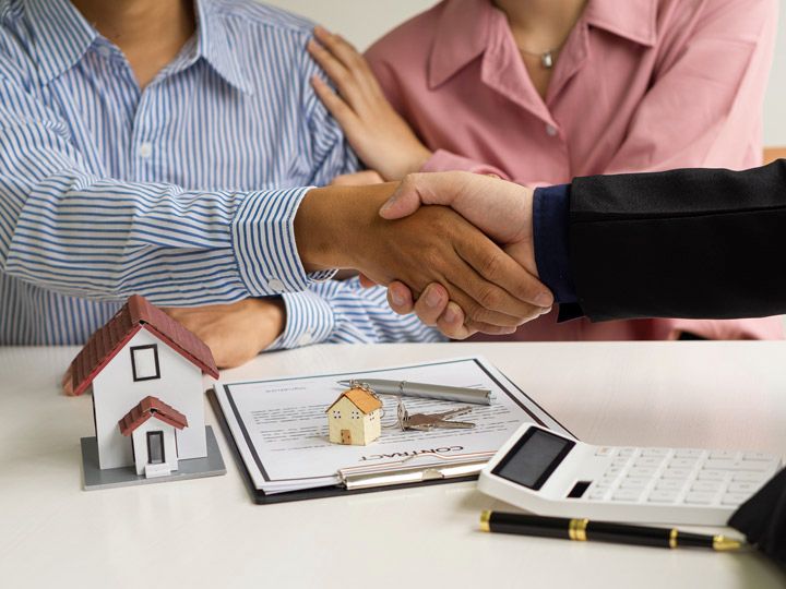 immobilienvermittler-frankfurt-dornbusch-immobilien-eigentuemerwechsel-vermieter-vertrag-unterschrieben