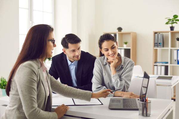 wohnung-verkaufen-frankfurt-dornbusch-immobilien-besprechung