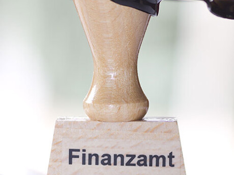 makler-frankfurt-dornbusch-immobilien-eigentuemerwechsel-vermieter-finanzamt-stempel