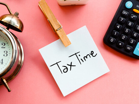 makler-frankfurt-dornbusch-immobilien-spekulationssteuer-taxtime-taschenrechner-wecker-pflanze-klammer