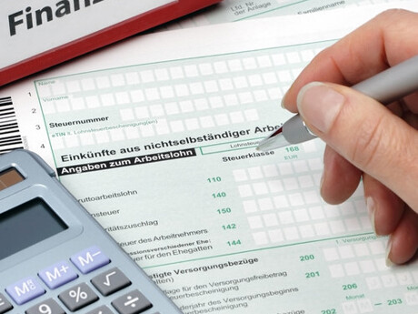immobilienmakler-frankfurt-dornbusch-immobilien-spekulationssteuer-finanzamt-taschenrechner-ausfüllen