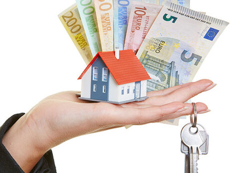 immobilienmakler-bad-soden-hauseinkauf-geldschluessel