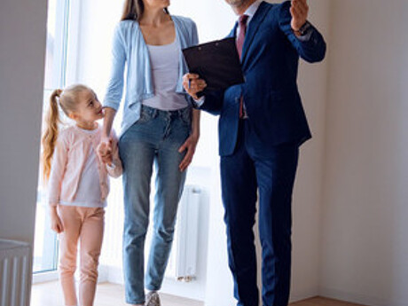 immobilienmakler-eschborn-familie-besichtigung-dornbusch-immobilien