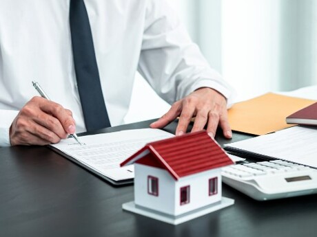 immobilienmakler-eschborn-dokumente-unterschrift-dornbusch-immobilien